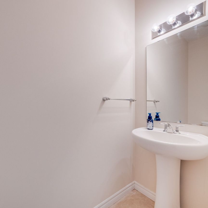 For Lease - 11 Burcombe Cross Unit# Upper Bdrm, Guelph, Ontario - Photo 1