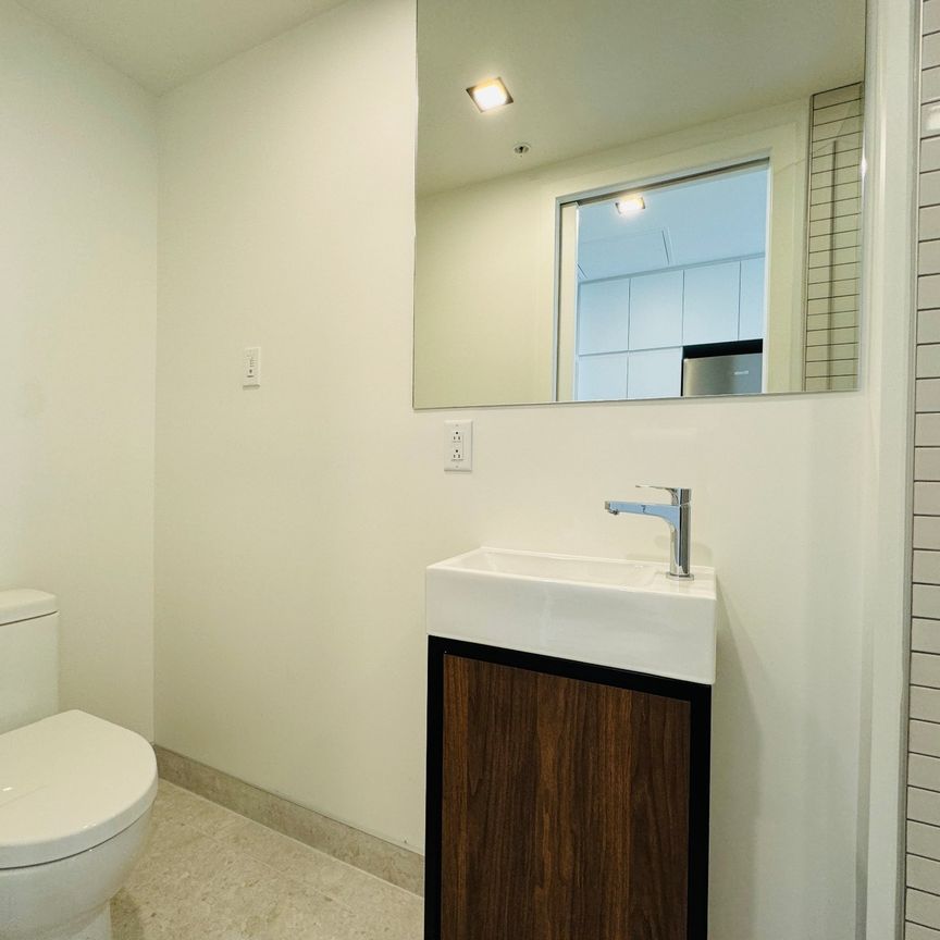 1210 Rue Jeanne Mance, Montréal (Ville-Marie), QC H2X - Photo 1