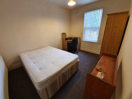 5 Bed Student Accommodation - Photo 4