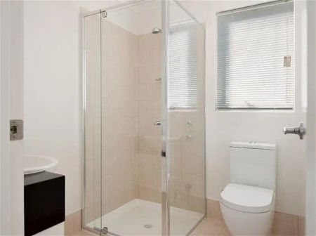 “Modern Townhouse in Prime Location” - Photo 2