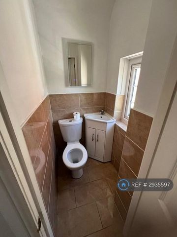 4 bedroom semi-detached house to rent - Photo 4