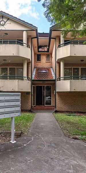 Well Presented 2 Bedroom Unit in a Central Location! - Photo 2