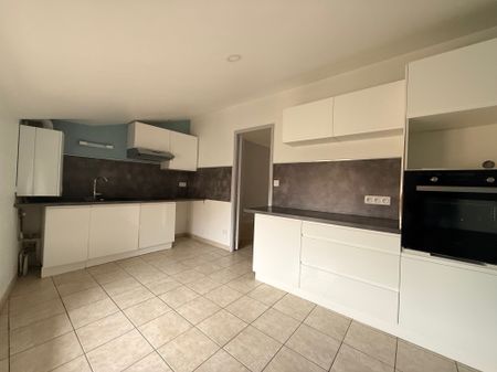 Location Appartement 4 pièces 82m² PONT ST ESPRIT 30130 - Photo 5