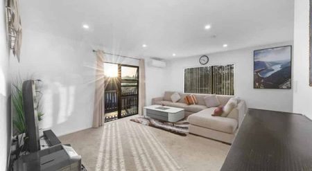 Sunny 3-Bedroom Home - Decks, Storage & Double Carport - Photo 2