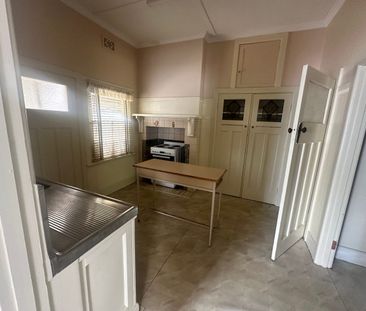 CHARMING INNER-CITY HOME - Photo 4