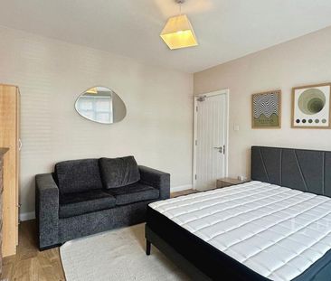 1 bedroom in a house share to rent - Photo 2