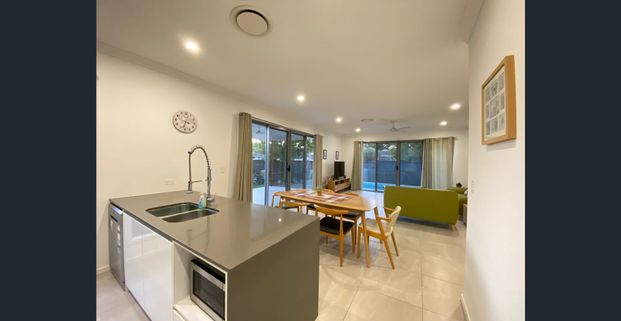 FULLY FURNISHED house within walking distance to Benowa State School, NOT available until 8 Mar 2026 - Photo 1