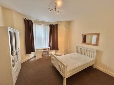 12 Bedroom Student Home – Llanbleddian Gardens - Photo 2