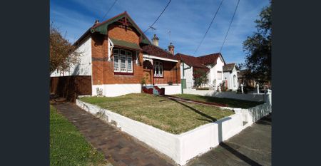 Charming Cottage offers great outdoor space - Photo 5