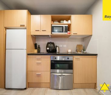 City Living Made Easy - 3-Bedroom Apartment on Queen Street - Photo 1