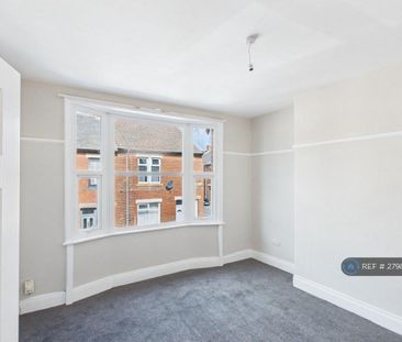 3 bedroom flat to rent - Photo 1