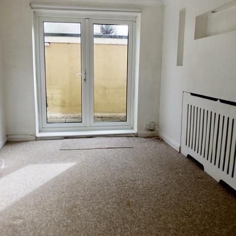 1 bedroom ground floor flat to rent - Photo 1