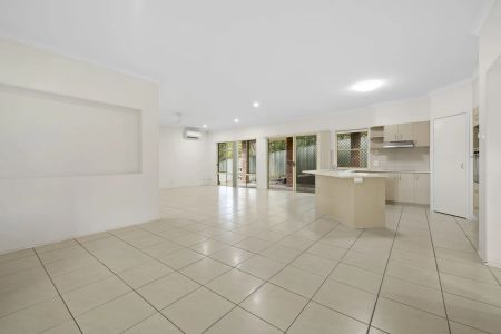 Large Open-Plan Home in Quiet Cul-de-Sac - Close to Shops & Transport - Photo 5