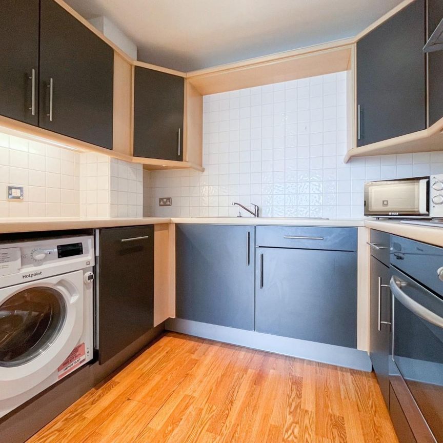 2 bedroom Flat To Let - Photo 1