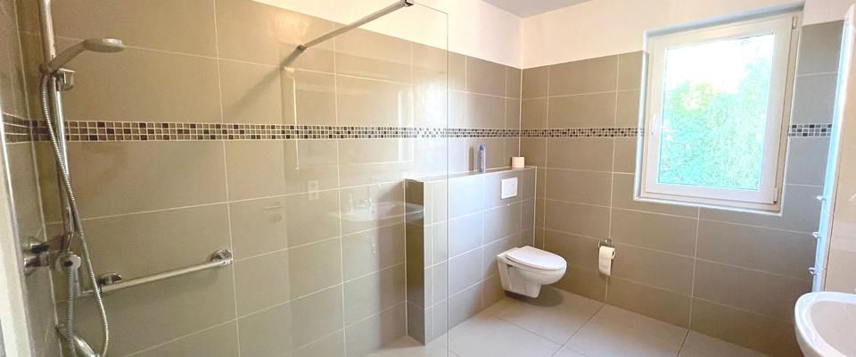 Trier-Feyen-Lichtdurchflutetes Wohngefühl – Exklusive 2-Zimmer-Wohnung mit Eichenparkett, Einbauküche, Balkon & Tiefgarage - Photo 1