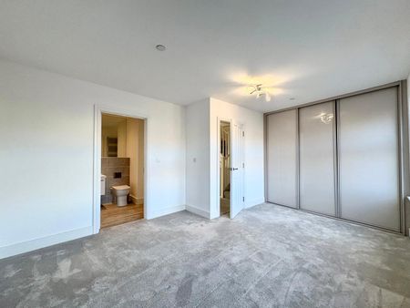 Waterfront Crescent, Mytchett, Camberley, Surrey, GU16 - Photo 4