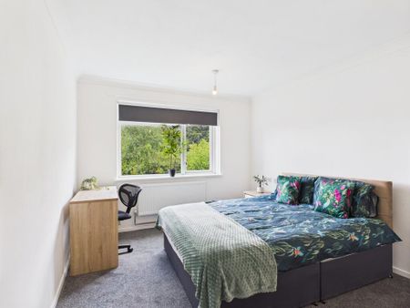 3 bedroom flat to rent - Photo 5