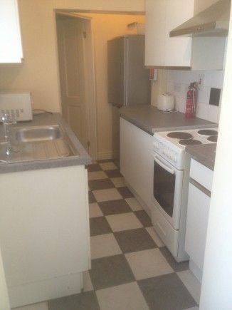 4 BED HOUSE - Photo 4