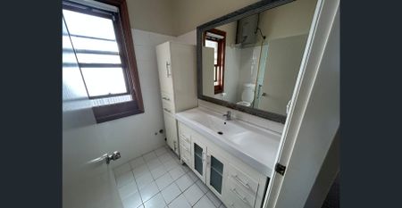 Amazing Huge Two Bedroom Beachside Apartment With Spectacular/Unlimited Views Up & Down The Whole Of Bondi Beach - Photo 4