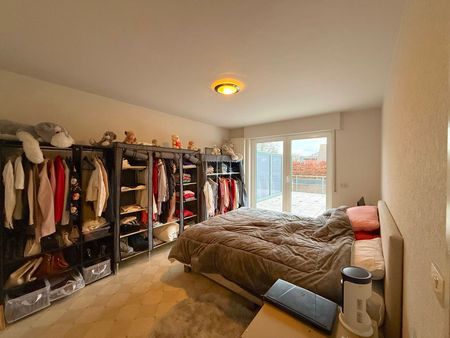 Ruim appartement met 2 slaapkamers, terras en garage - Photo 2