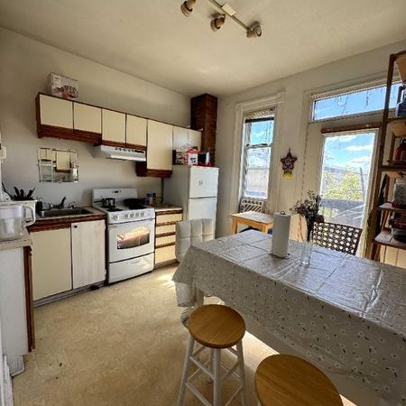 Best location downtown..furnished 2 bedrm - Photo 3