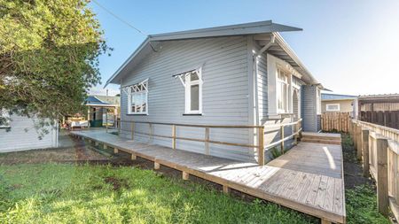 Family home in the heart of Springvale - Photo 2