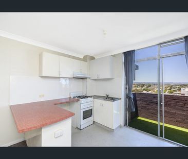 Centrally Located Secure Apartment! - Photo 6