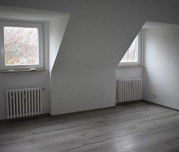 Hübsche 2-Raum DG Wohnung mit großer Küche sucht Sie! - Photo 1
