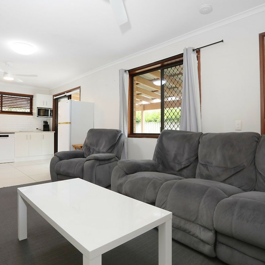 FURNISHED ONE BEDROOM IN ASHMORE INCLUDING INTERNET & FOXTEL - Photo 1