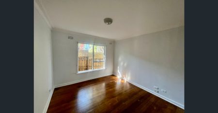 Warmth and charm in a cherished locale - Photo 5