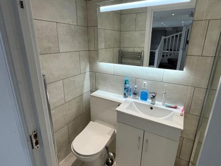 1 bedroom in a house share to rent - Photo 5