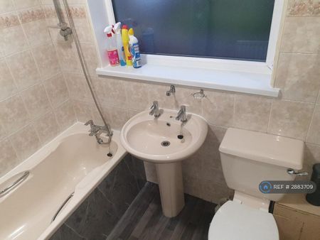 3 bedroom semi-detached house to rent - Photo 4