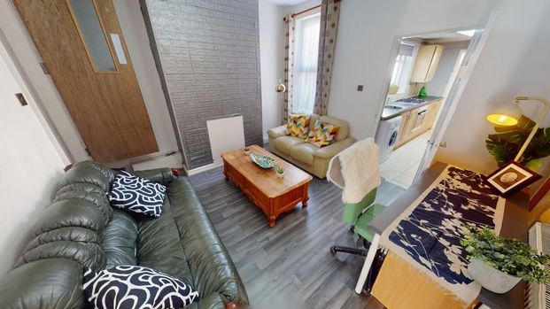 4 bedroom terraced house to rent - Photo 1