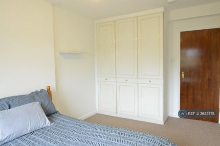 3 bedroom flat to rent - Photo 4