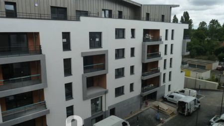 METZ PLANTIERES - PROCHE ECOLES-STUDIO - CUISINE EQUIPEE-PARKING AERIEN - Photo 2