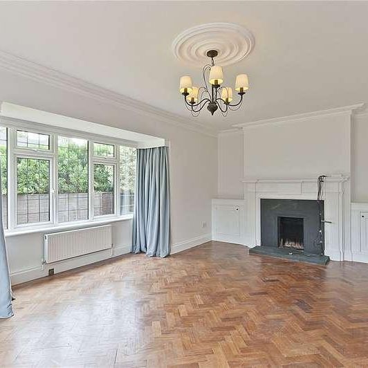 Oatlands Chase, Weybridge, Surrey, KT13 - Photo 1