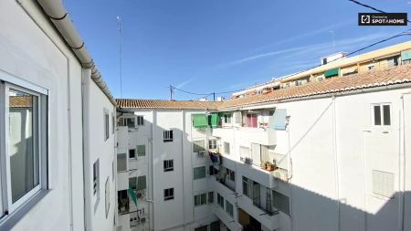 Room in a shared 3-bedroom apartment for rent in Albors, perfect for professionals - Photo 2