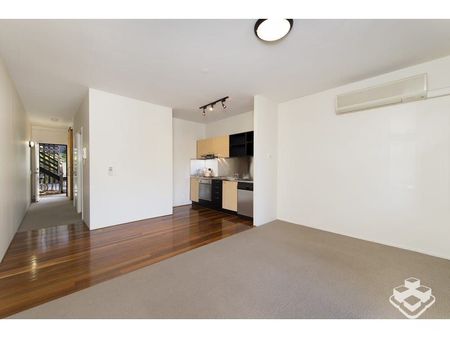 Peaceful, Convenient Living in the Heart of Teneriffe - Photo 4