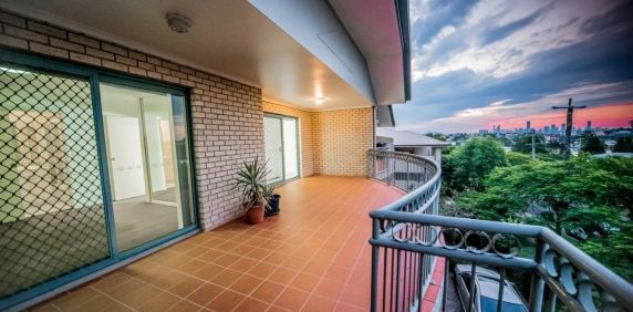Spacious Top-Floor Apartment with City Glimpses & Two Balconies - Photo 2