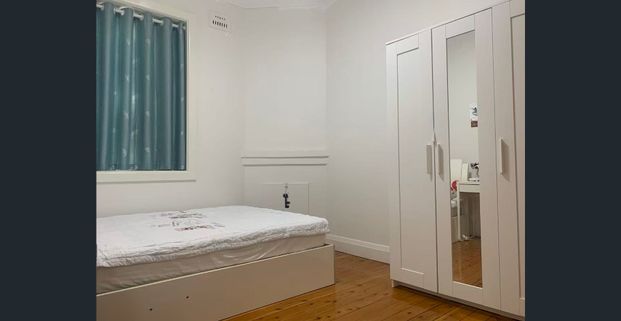 Spacious 4-Bedroom Family Home with Sunroom - Photo 1