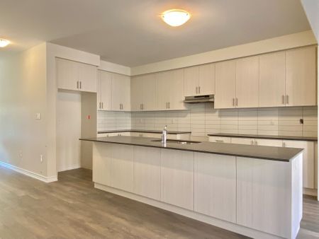 For Lease - 21 Viola St. Street, East Gwillimbury, Ontario - Photo 4