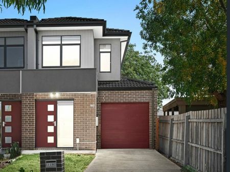 Contemporary Living with Open-Plan Living and two Master bedrooms with ensuites in a Prime Location - Photo 2