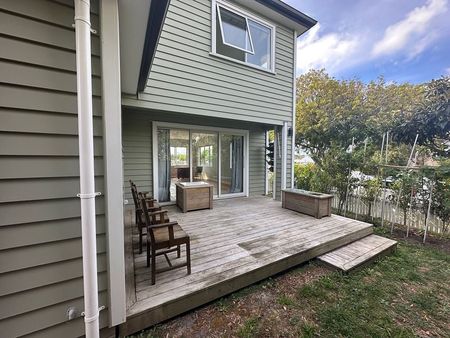 Spacious 5-Bedroom Family Home in Bayswater - Photo 4
