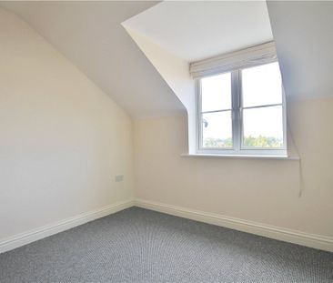Tudor Way, Knaphill, Woking, Surrey, GU21 2UE - Photo 4