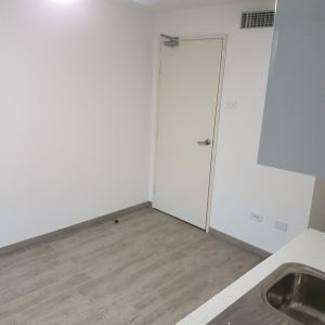 STUDIO ROOM WITH SHARED KITCHEN & LAUNDRY - Electricity and water included! - Photo 3