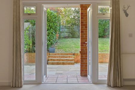 4 Bedroom House - Detached - Photo 5