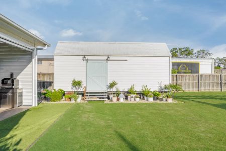 A Home of Distinction - Where Elegance Meets Everyday Life - Photo 2