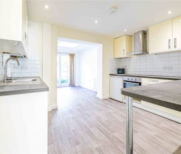 2 bed Terraced for rent - Photo 6