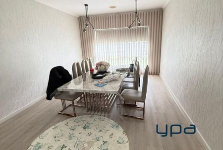 A Park-Facing Residence Offering Space and Elegance !! - Photo 3