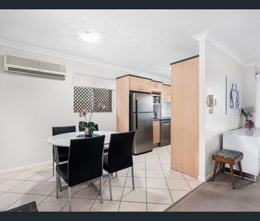 Stylish Greenslopes Living with Space to Spare! - Photo 3